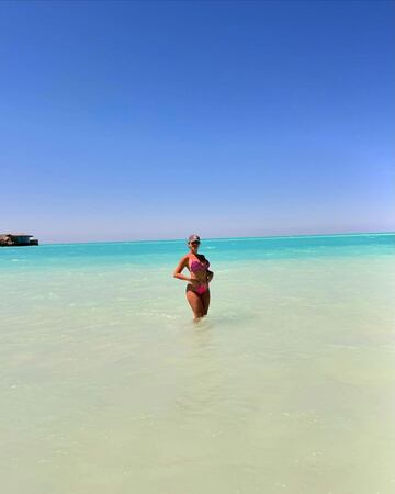 Georgina Rodríguez posa dentro de las espectaculares aguas que bañan la isla. 