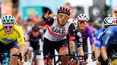 El ciclista colombiano Juan Sebastián Molano celebra su victoria al esprint en la segunda etapa del Tour de Langkawi.
