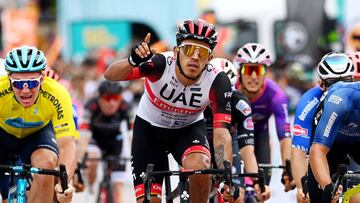 El ciclista colombiano Juan Sebastián Molano celebra su victoria al esprint en la segunda etapa del Tour de Langkawi.