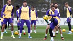 Brahim controla el balón en un rondo del entrenamiento del Real Madrid en la víspera del partido de Liga contra el Mallorca.