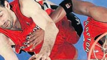 <b>SEGURO EN LA PINTURA. </b>Jorge Garbajosa salta al rebote junto a su compañero Bosh.