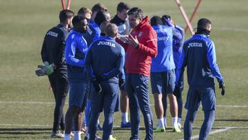 Pellegrino habla con Omeruo y Braithwaite durante el entrenamiento de ayer.