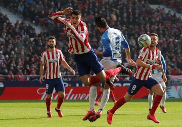 El conjunto rojiblanco pidió penalti por esta acción de Jonathan Silva sobre Álvaro Morata. 