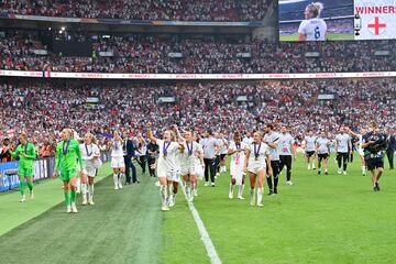 England's players celebrate with the trophy after their win in the UEFA Women's Euro 2022 final 