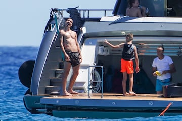 El delantero del conjunto de Milán Zlatan Ibrahimovic se en encuentra de vacaciones junto a su familia en Saint-Tropez, una localidad francesa que pertenece a la región de Provenza-Alpes-Costa Azul del sureste francés. El jugador sueco ha aprovechado su estancia en el gran yate para ejercitarse. 