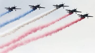 -FOTODELDIA- AME4952. SANTIAGO (CHILE), 19/09/2021.- Aviones de las Fuerzas Armadas de Chile sobrevuelan en una parada militar hoy, en el marco del Día de las Glorias del Ejército y la celebración de Fiestas Patrias en Santiago (Chile). EFE/Elvis González
