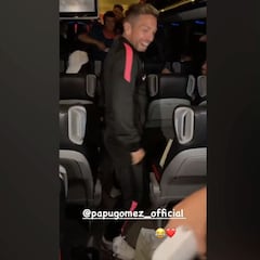 Lleva poco en Sevilla, pero ya ha ganado un derbi: el 'Papu' revolucionando el bus