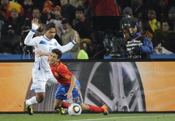 En la única acción en la que Jesús Navas encaró a un defensa rival, sacó un penalti que podía certificar el primer triunfo de España en el Mundial de Sudáfrica. El sevillano se marchó de Izaguirre, que le enganchó con su pie. Era un penalti claro...