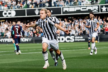 El centrocampista del Castellón hizo un gol ante un Eibar en crisis y encarriló la victoria. Un nuevo partido muy interesante de Van den Belt.