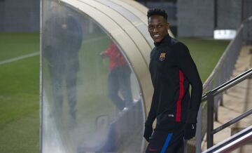 Yerry Mina fue acogido por todos sus compañeros en el entrenamiento