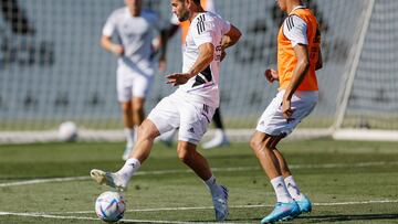 Nacho Fernández controla el balón ante la presencia de su compañero Reinier en uno de los primeros entrenamientos del equipo blanco en la actual pretemporada.