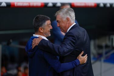 El entrenador del Real Madrid, Carlos Ancelotti , saluda al técnico de Las Palmas, Xavi García Pimienta, antes del encuentro de la jornada  entre el Real Madrid y la UD Las Palmas en el Estadio Santiago Bernabéu.