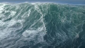El surfista brasileño Lucas 'Chumbo' Chianca surfeando una de las mayores olas del huracán Epsilon en la Praia do norte de Nazaré (Portugal), el 29 de octubre del 2020.
