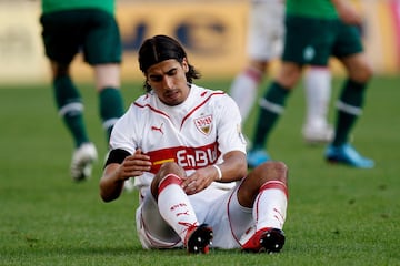 Uno de los jugadores clave del Real Madrid de Mourinho (2010-13) titular en la mayor赤a de encuentros que dirigi車 el portugu谷s en el Madrid. Khedira naci車 en Stuttgart y se form車 en el principal club de la ciudad, debutando en el primer equipo estutgardiense en 2007, con 19 a?os. En su primer a?o en el primer equipo, fue clave en la Bundesliga que consigui車 el club, 迆ltima que han levantado en Stuttgart.