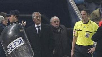 <b>TRISTE ADIÓS. </b>Manzano, aquí dando indicaciones a Pizzi, dirigió ayer su último partido al Atlético.