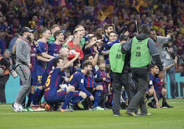 Los jugadores con su familiares y la Copa.