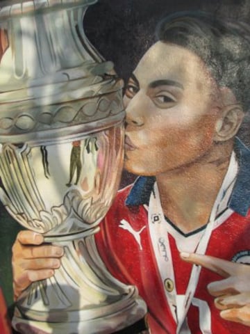 José Luis Madrid, artista de la comuna de Quilicura, decidió inmortalizar la imagen de Gary Medel, Alexis Sánchez, Eduardo Vargas y Arturo Vidal en un mural como un homenaje al logro de la Copa América conseguida hace meses.