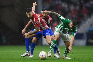 Ruibal trata de controlar el balón ante Mario Hermoso.