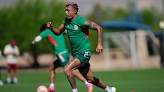 Julián Araujo se queda solo