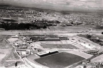 Fotografía de la construcción del Santiago Bernabéu. Abajo de la imagen el antiguo estadio de Chmartin.