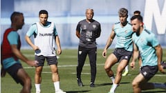 Sergio Pellicer dirigiendo el entrenamiento,