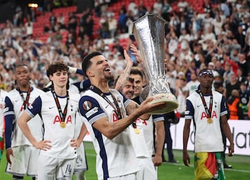 Los jugadores del Tottenham desataron la euforia tras conquistar la Europa League en una noche mágica en San Mamés. Abrazos, cánticos y emoción pura sobre el césped que fue testigo de su gesta histórica.