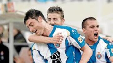 <b>POR FIN EL GOL. </b>Luis García felicita a Albert Riera, el pasado domingo.