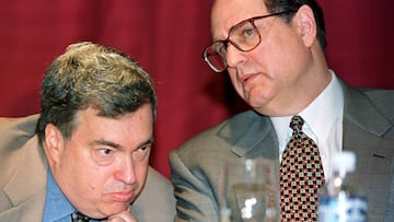 Jerry Krause junto a Jerry Reinsdorf, dueño de los Bulls, en una comparecencia.