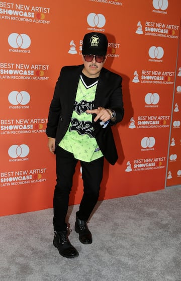 Ulises Lozano Kinky durante la alfombra roja de los 'Best New Artist Showcase' de los Latin Grammy.