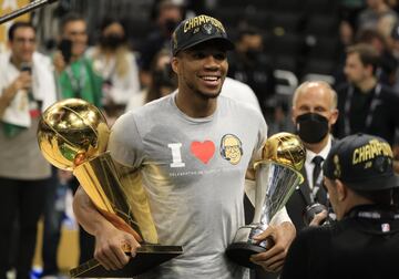 Giannis Antetokounmpo con el trofeo de campeones de la NBA y de MVP de las Finales. 