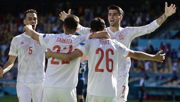 Busquets, Sarabia, Pedri y Morata celebran el primer gol de España ante Eslovaquia en Sevilla.