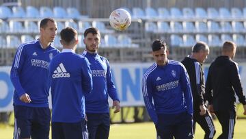 Nano Mesa cabecea un balón en presencia de Petrovic, Borja Sáinz y Chavarría.