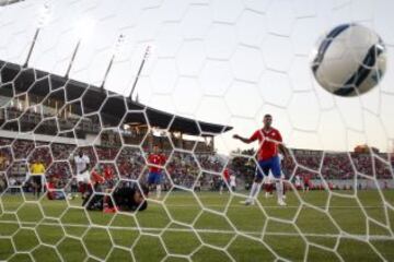 Nada pudo hace Johnny Herrera en el segundo gol de los visitantes.