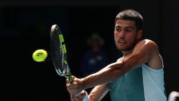 Spain's Carlos Alcaraz hits a return against Britain's Jack Draper during their men's singles match on day eight of the Australian Open tennis tournament in Melbourne on January 19, 2025. (Photo by DAVID GRAY / AFP) / -- IMAGE RESTRICTED TO EDITORIAL USE - STRICTLY NO COMMERCIAL USE --