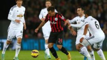 Eduardo Vargas fue titular y no pudo con la defensa de Swansea.