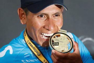 Nairo Quintana celebrando en el podio su victoria en al 18ª etapa del Tour de Francia 2019. 