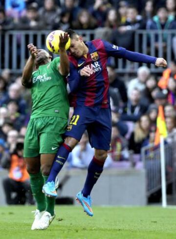 El defensa del FC Barcelona Adriano Correia lucha un balón con el delantero nigeriano del Levante Kalu Uche, durante el partido de la vigésimo tercera jornada de liga de Primera División.