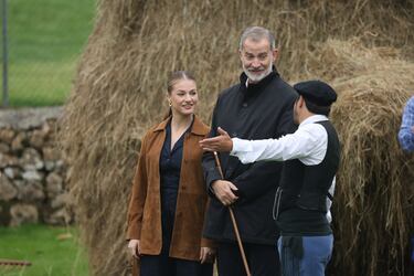 El rey Felipe y la princesa Leonor durante el acto de entrega del Premio al 'Pueblo Ejemplar' de Asturias 2025 a Valdesoto.