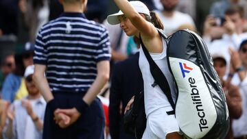 Tennis - Wimbledon - All England Lawn Tennis and Croquet Club, London, Britain - July 2, 2022 Poland's Iga Swiatek acknowledges the crowd after losing her third round match against France's Alize Cornet REUTERS/Hannah Mckay