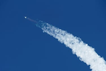 El cohete Starship de SpaceX se ve en la imagen después de su lanzamiento desde South Padre Island, cerca de Brownsville, Texas.