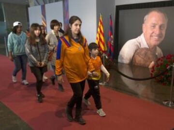 Multitudinaria despedida a Johan Cruyff en el Camp Nou. Muchos aficionados al fútbol se acercaron al estadio para mostrar sus respetos al mítico jugador holandés.