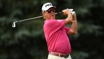 Miguel Ángel Jiménez golpea una bola durante la disputa del U.S. Senior Open Championship.