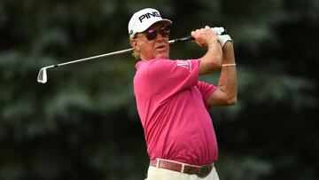 Miguel &Aacute;ngel Jim&eacute;nez golpea una bola durante la disputa del U.S. Senior Open Championship.