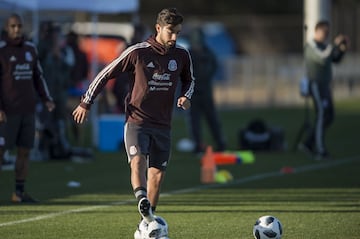 Ha sido uno de los mejores jugadores del futbol mexicano en los últimos años y en los partidos amistosos contra Uruguay y Estados Unidos, pero en esta semana no ha entrenado al parejo de su equipo.