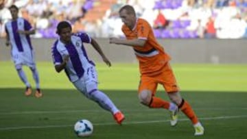 Osorio pugna por el control del bal&oacute;n con Mathieu. 