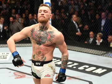 Mcgregor hace historia de la UFC al unificar los títulos del peso pluma y ligero (13/11/2016)