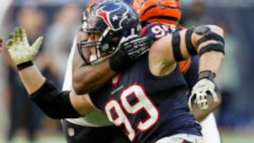 JJ Watt, estrella defensiva de los Texans, es agarrado por Marshall Newhouse, de los Bengals.