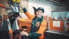 Kevin Benavides posa como nuevo piloto de KTM.