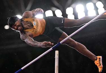 El atleta alemán Bo Kanda Lita Baehre compite en la clasificación de salto con pértiga masculino durante el Campeonato Mundial de Atletismo en Tokio.