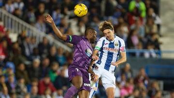 Sylla y Sergio González saltan en una jugada del Leganés-Real Valladolid.